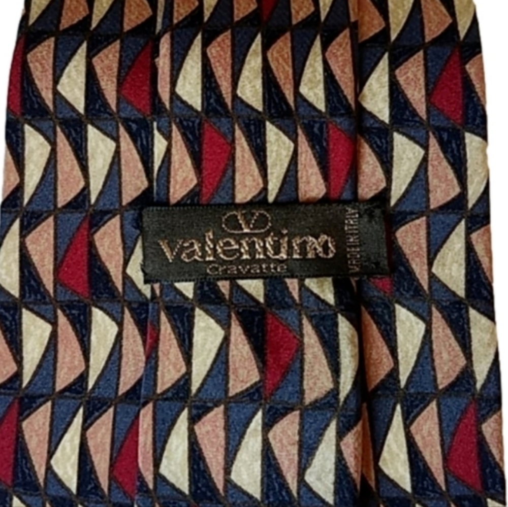 𝅺Valentino vintage designer's Italian red 100% silk men's necktie geometrical - Picture 6 of 10